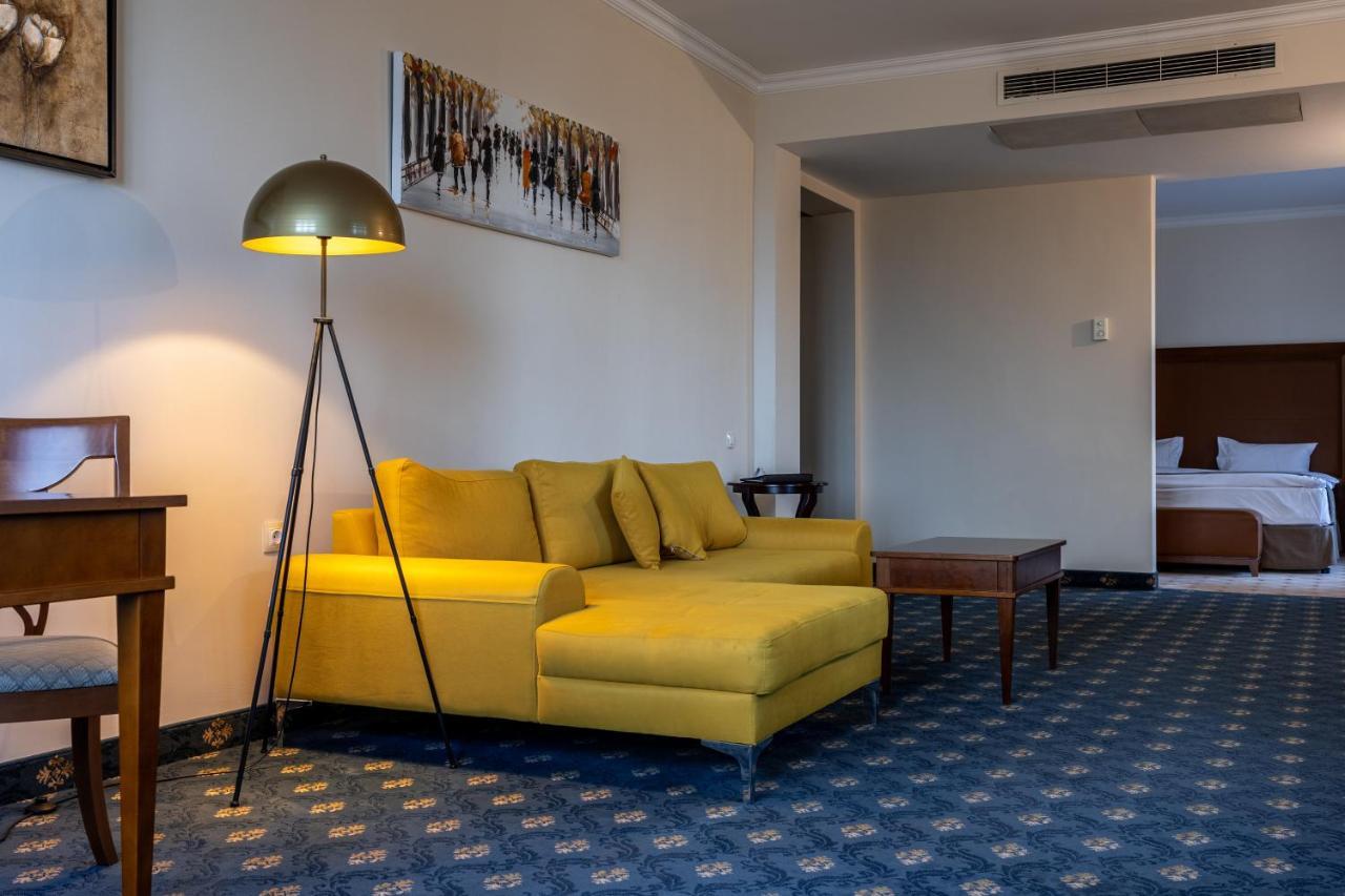 普利莫雷兹格兰德Spa酒店 布尔加斯 外观 照片 A suite at the hotel